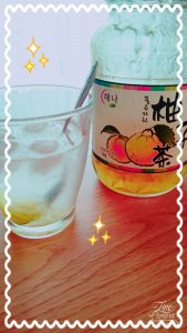 ブログ初投稿させていただきます田中です( *´︶`*) 暑さが半端ないこの頃...エアコンの効いたところで過ごすことが多いせいか喉の調子が悪いです。 そこでハマってるのが♪ 柚子ソーダ♡ 柚子茶(柚子ジャム)をソーダ割りしてます。 蜂蜜入りなので喉にも優しくさっぱりと飲めるのが夏にはオススメです♪